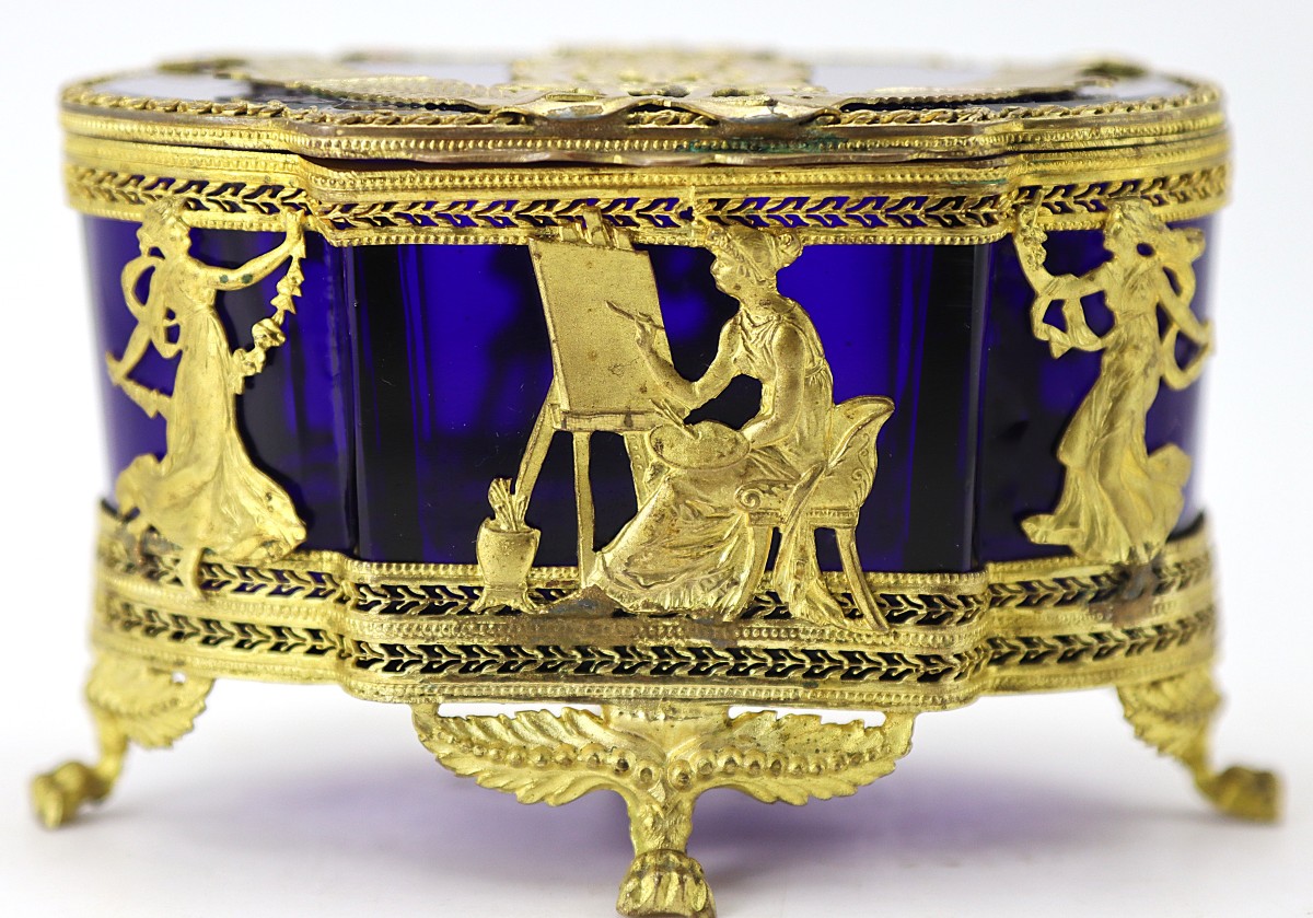 Boîte en cristal bleu Baccarat et bronze doré décor Empire , Fin XIXe