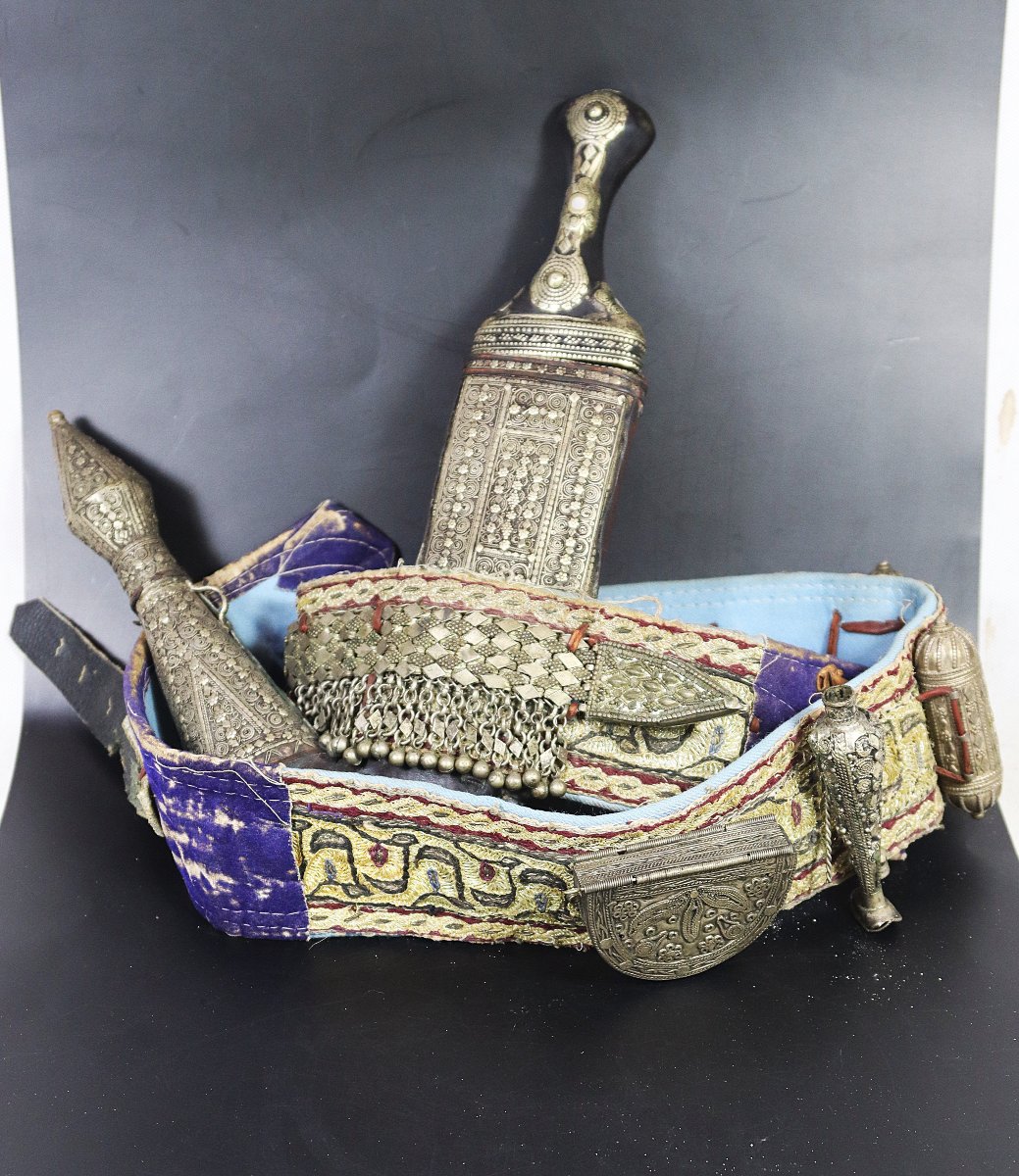 Poignard arabe Khanjar ou Jambiya avec sa ceinture richement ornementé, début XXe-photo-2