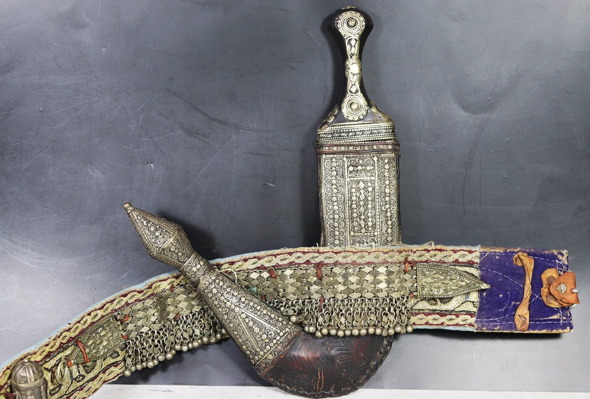 Poignard arabe Khanjar ou Jambiya avec sa ceinture richement ornementé, début XXe-photo-3