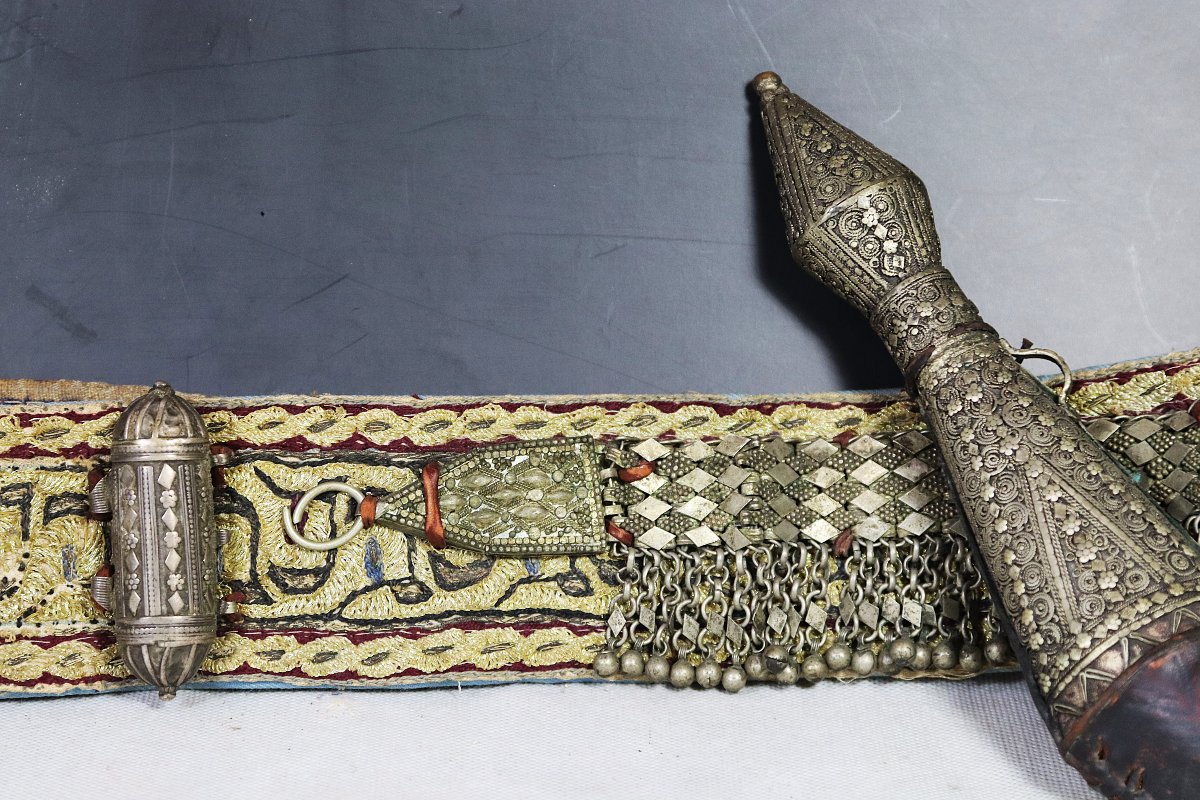 Poignard arabe Khanjar ou Jambiya avec sa ceinture richement ornementé, début XXe-photo-1