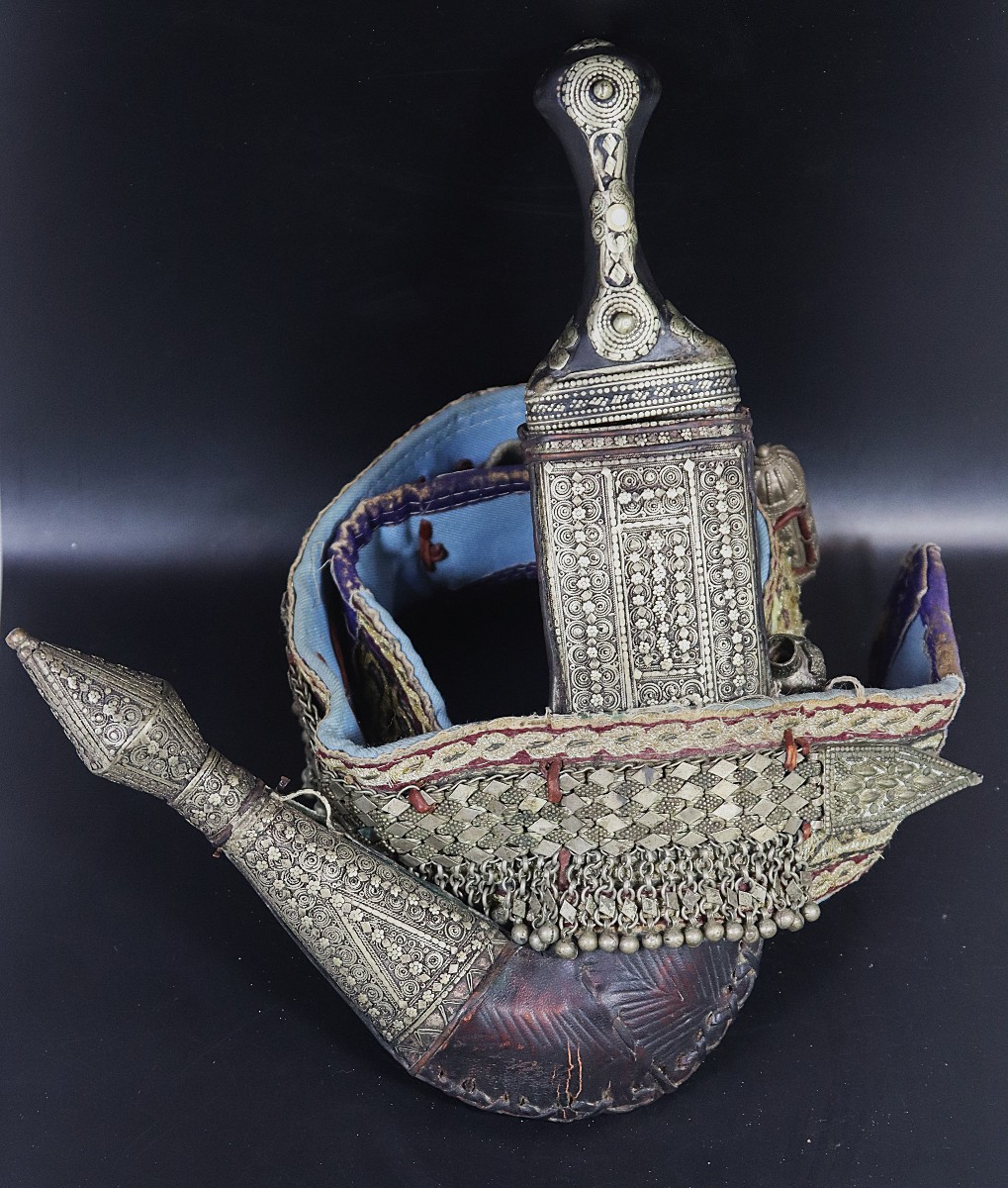 Poignard arabe Khanjar ou Jambiya avec sa ceinture richement ornementé, début XXe