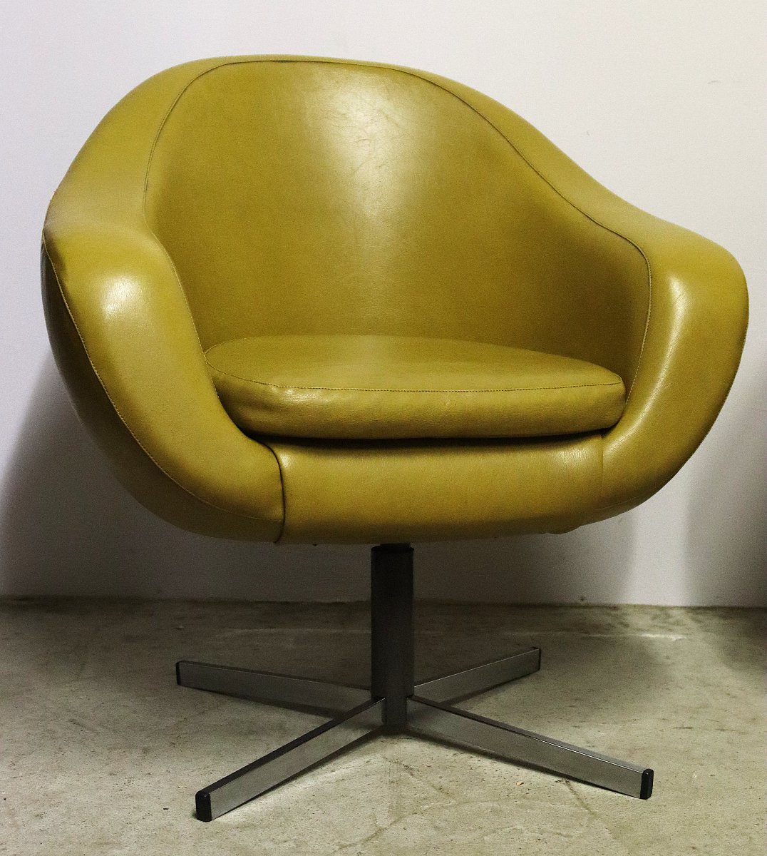Carl Eric KLOTE (XXe) Paire de fauteuils coquille pivotants modèle "Overman / Pod Swivel", 1960-photo-3