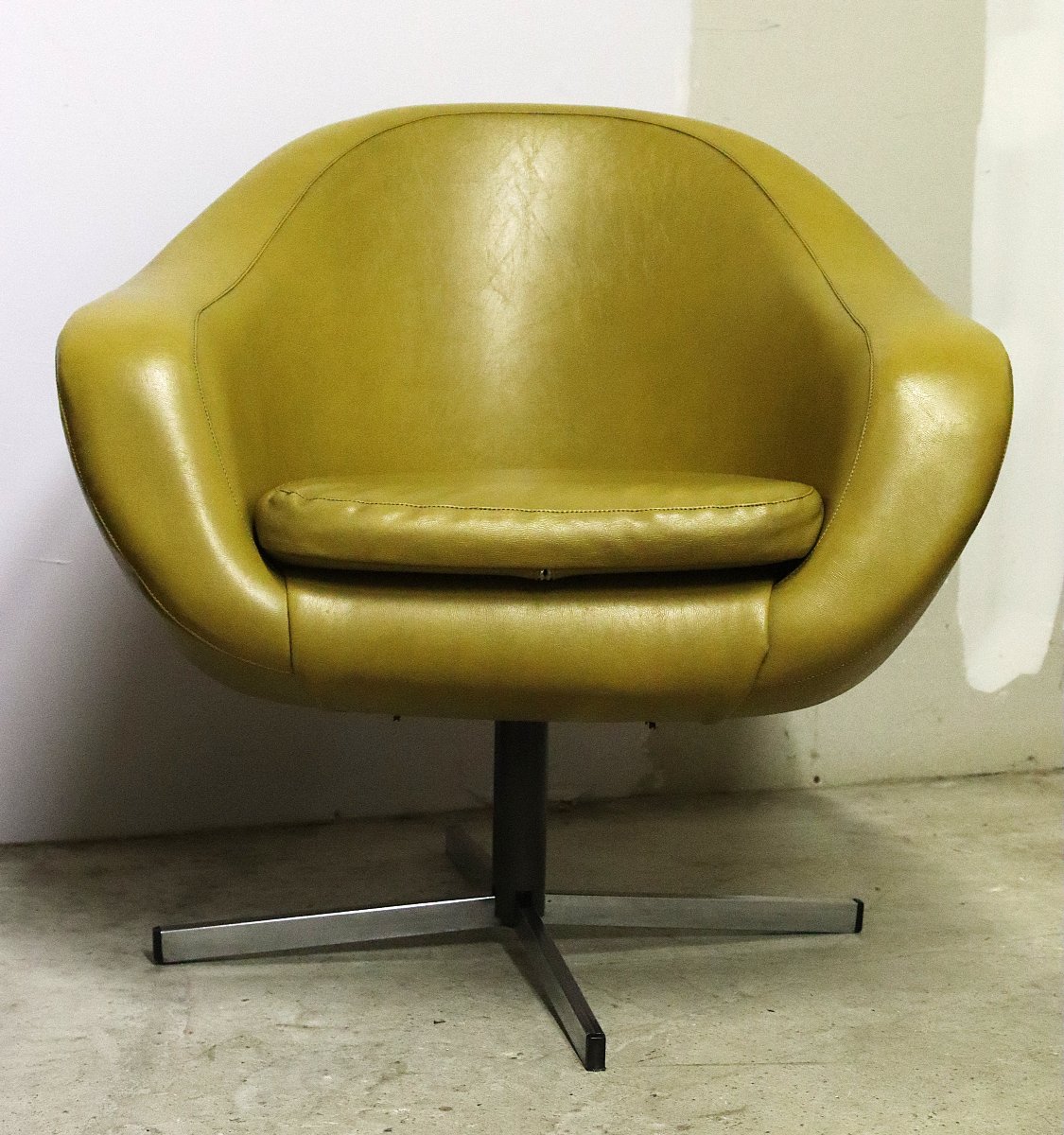 Carl Eric KLOTE (XXe) Paire de fauteuils coquille pivotants modèle "Overman / Pod Swivel", 1960-photo-4