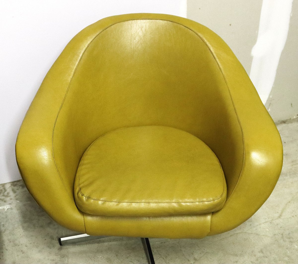 Carl Eric KLOTE (XXe) Paire de fauteuils coquille pivotants modèle "Overman / Pod Swivel", 1960-photo-1