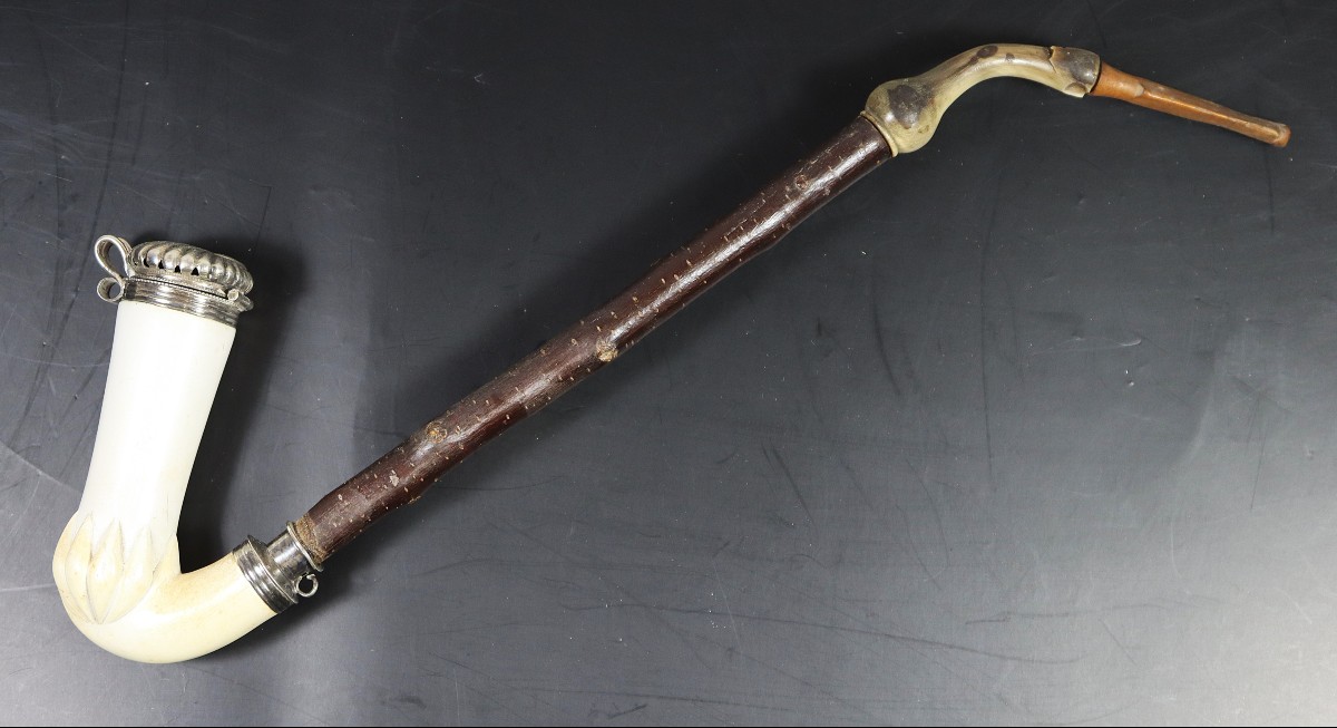 Autriche XIXe, pipe type Dobrocen en écume de mer et argent.