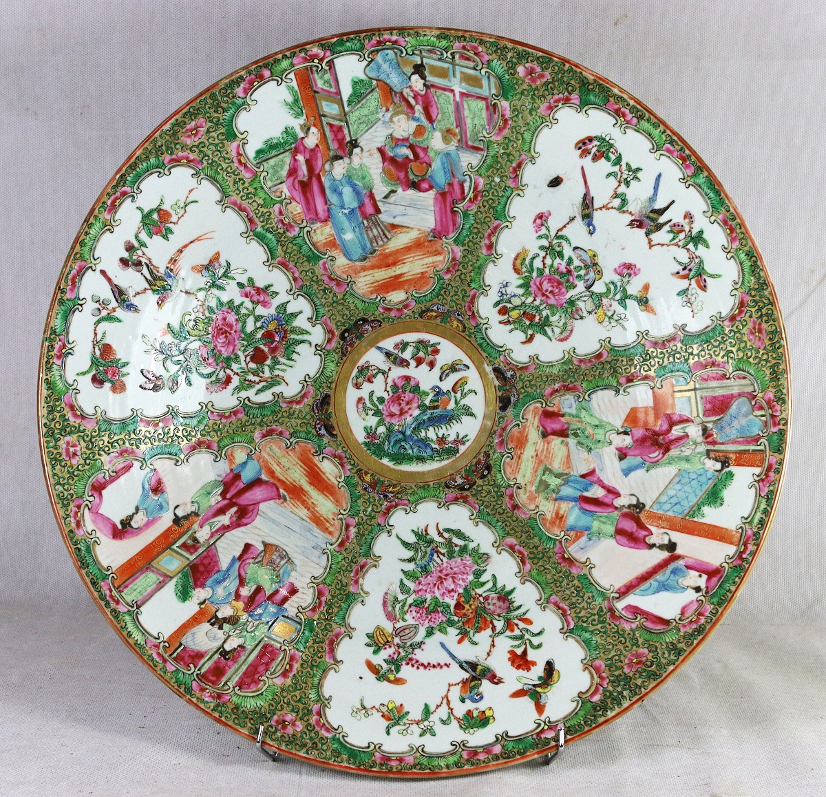 China 19th Century, Large Canton Porcelain Dish.