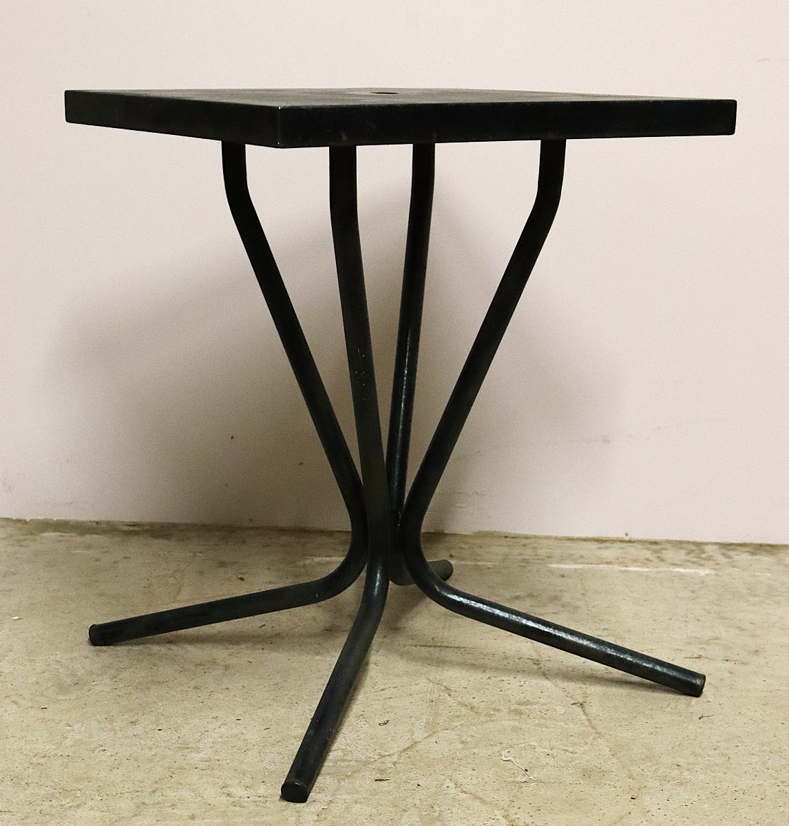 Tolix, Ensemble table de bistrot et 4 chaises,  époque XXe, vers 1950-photo-3