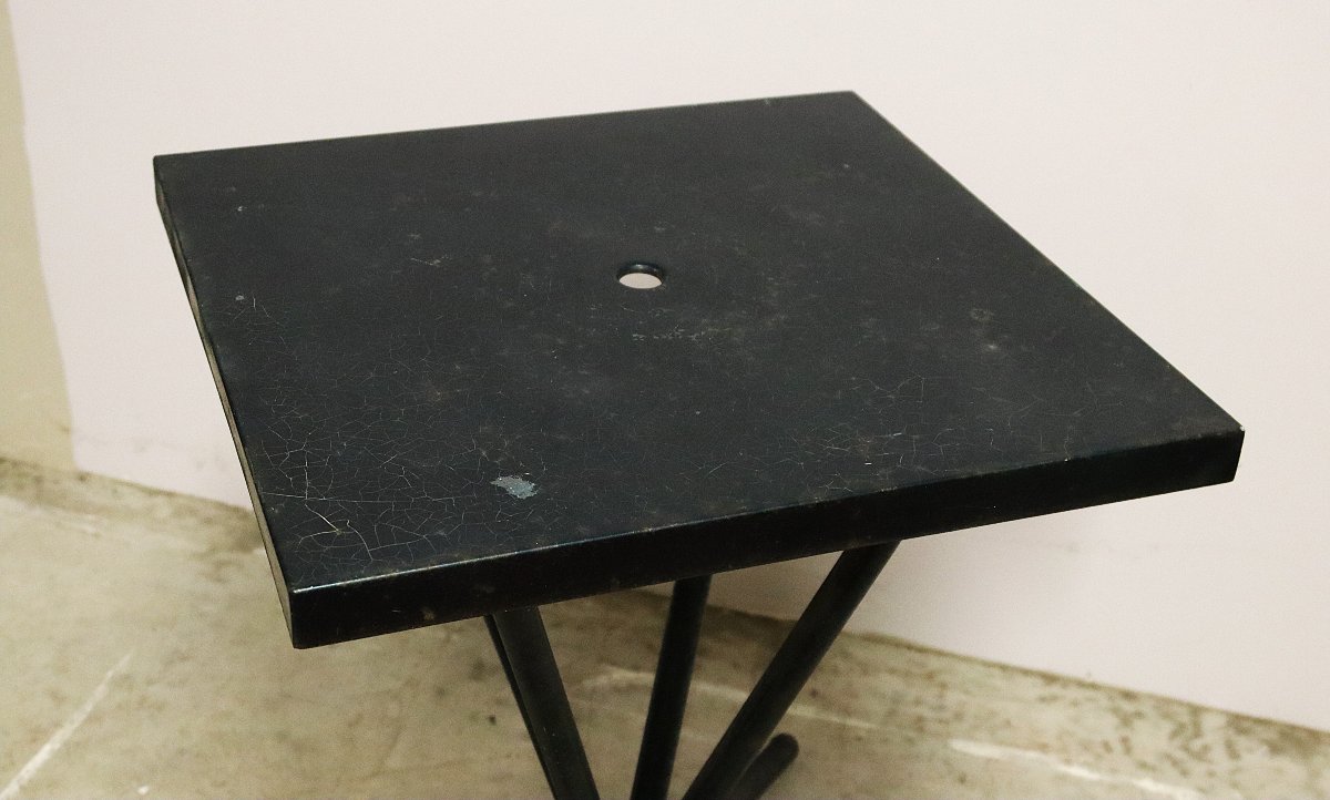 Tolix, Ensemble table de bistrot et 4 chaises,  époque XXe, vers 1950-photo-4