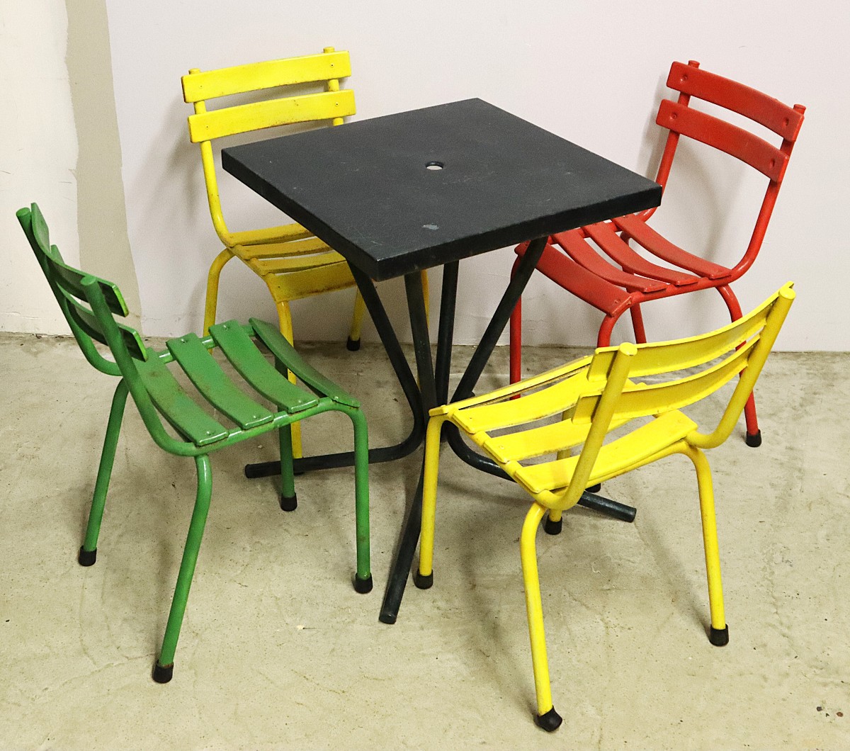 Tolix, Ensemble table de bistrot et 4 chaises,  époque XXe, vers 1950