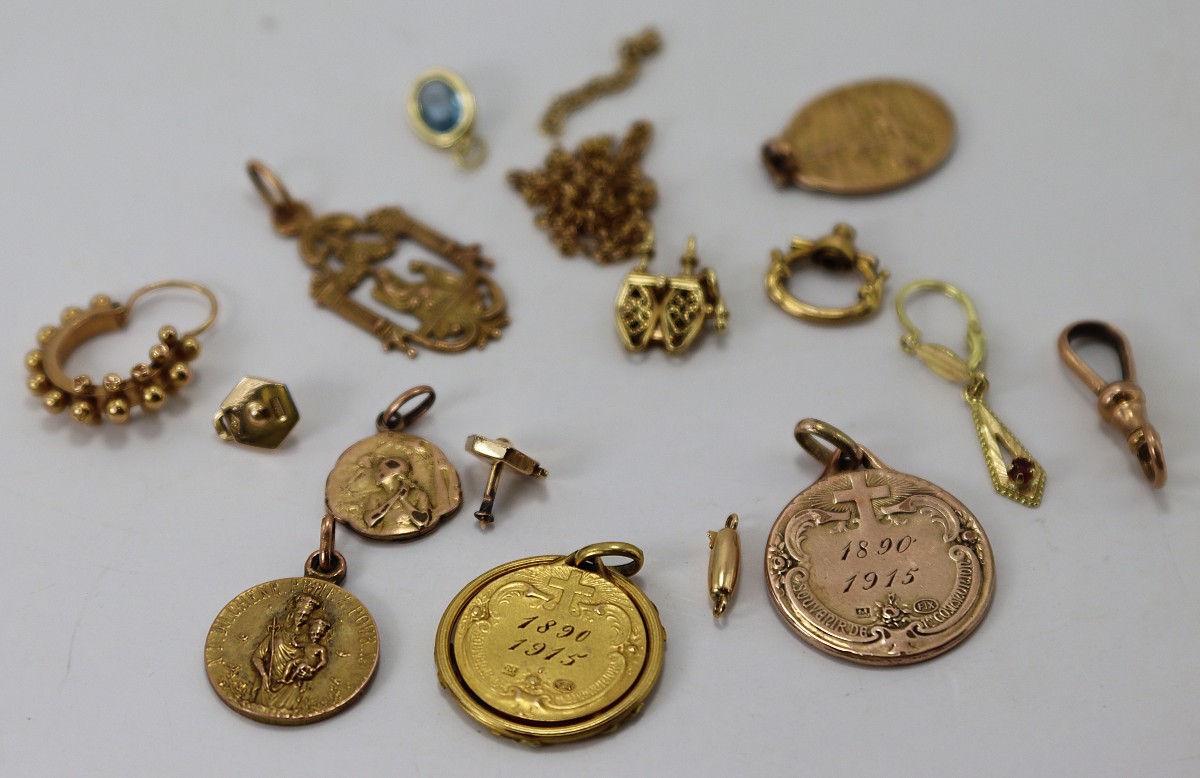 Lot Of 18k Gold, 22g, 20th Century