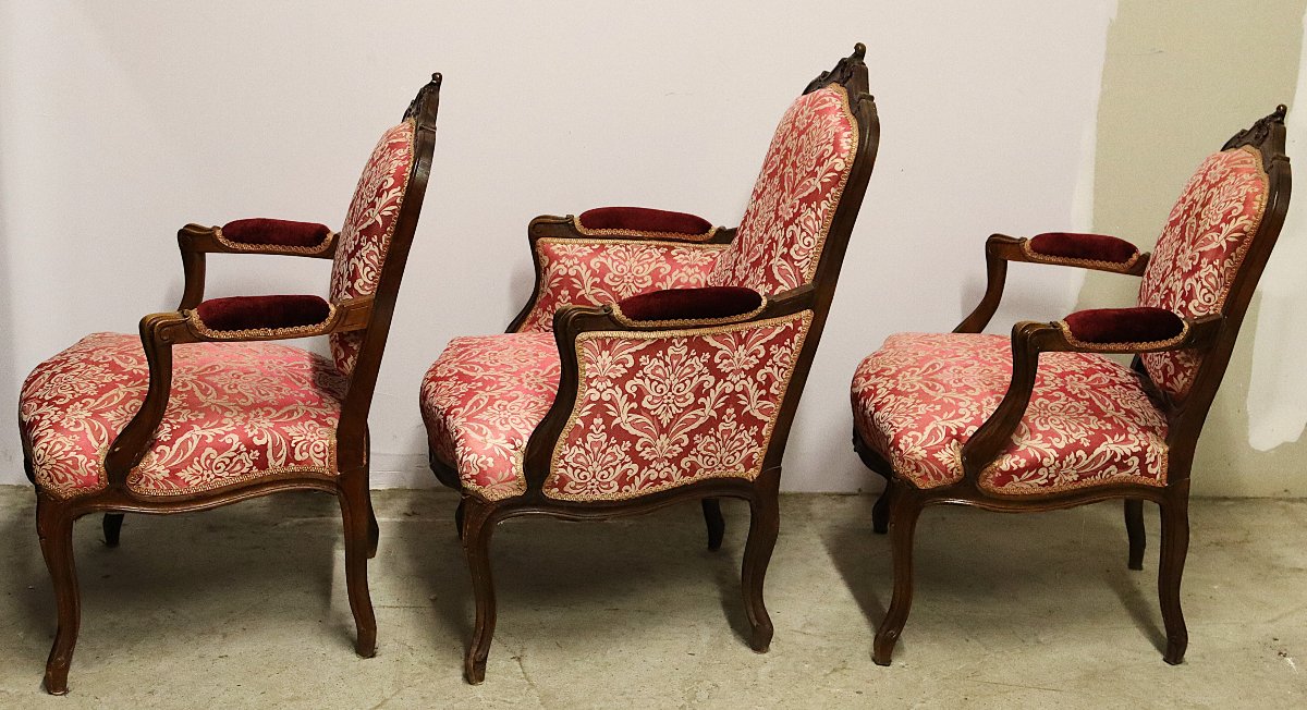 Ensemble de deux fauteuils et une bergère de style Louis XV, XXe-photo-2