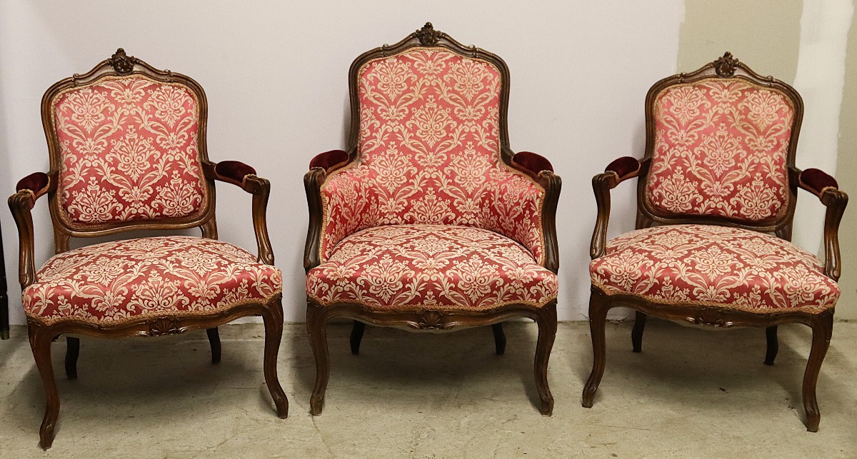 Ensemble de deux fauteuils et une bergère de style Louis XV, XXe