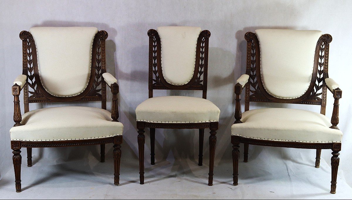 Ensemble de deux fauteuils et une chaises de style Louis XVI, XIXe