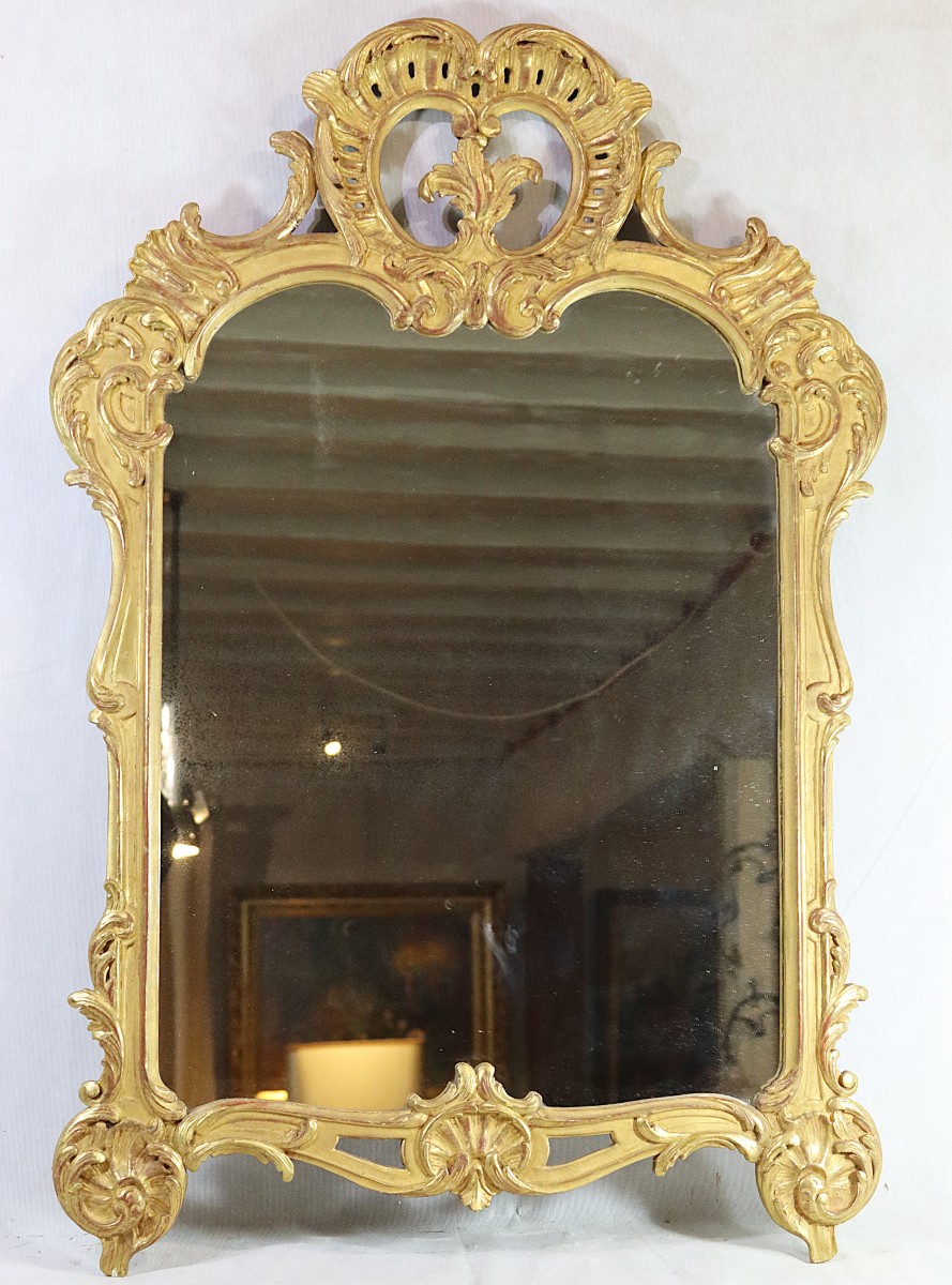 Miroir en bois sculpté et doré, style Louis XV, fin XIXe