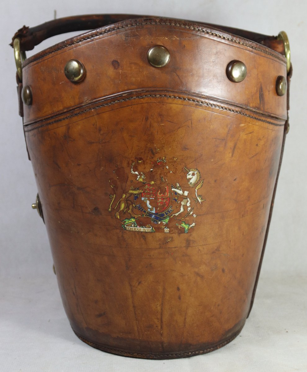 seau à feu en cuir "blason de la monarchie britannique ", début XXe-photo-1