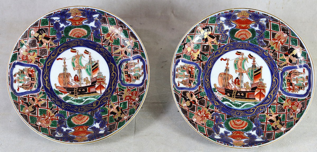 Japan, Imari - Pair Of Plates, Known As "black Ship" Meiji Period (1868 - 1912)