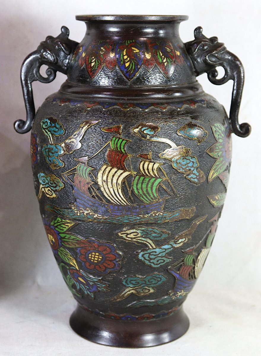 JAPON - Époque MEIJI (1868- 1912), Paire de vases "Navires noirs", signés.-photo-2