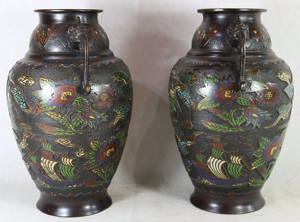 JAPON - Époque MEIJI (1868- 1912), Paire de vases "Navires noirs", signés.-photo-2