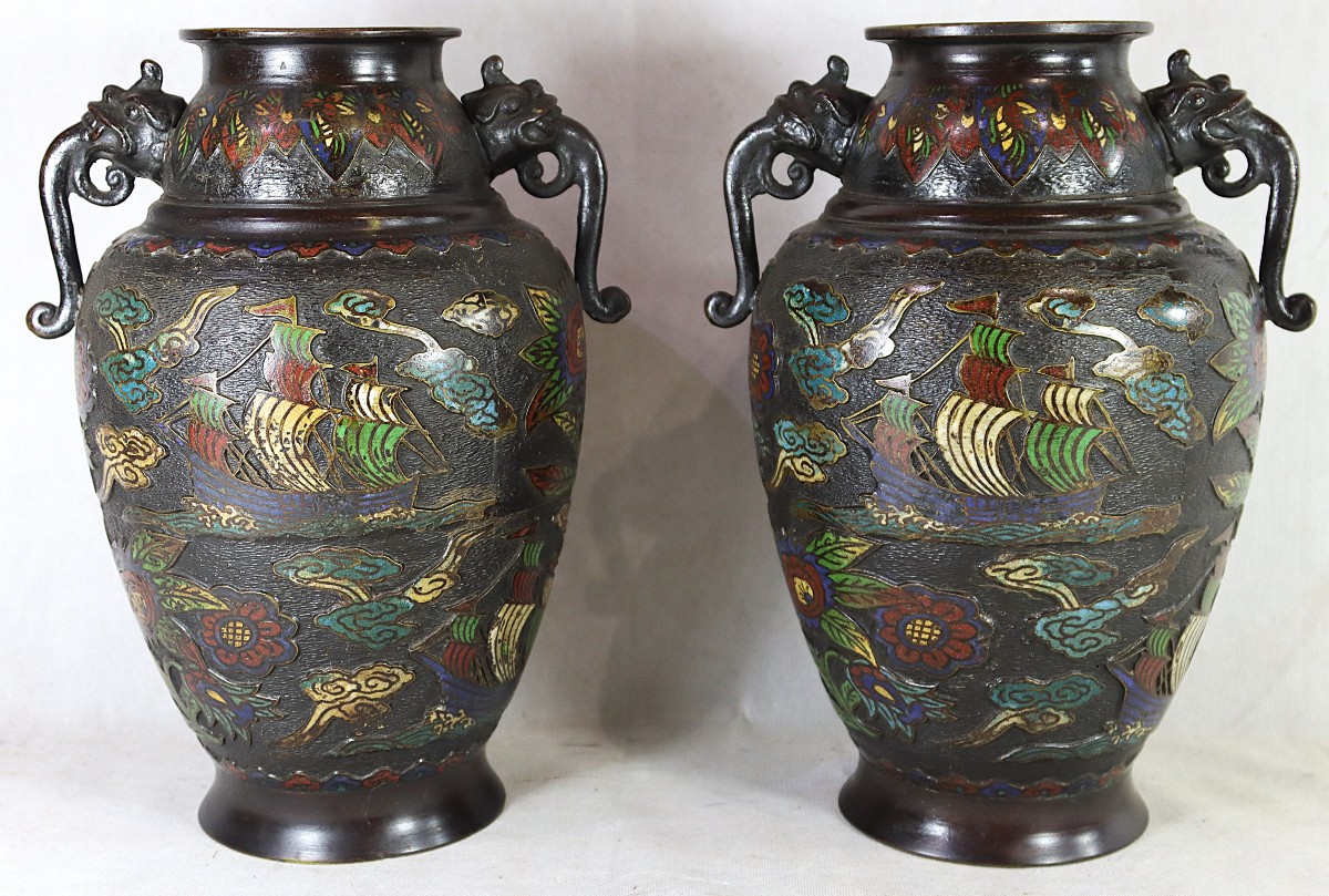 JAPON - Époque MEIJI (1868- 1912), Paire de vases "Navires noirs", signés.