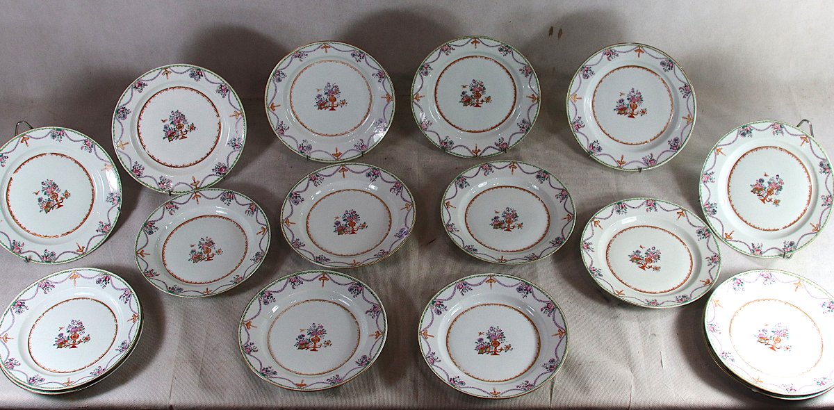 Chine XVIIIe, série de 16 assiettes en porcelaine.-photo-2