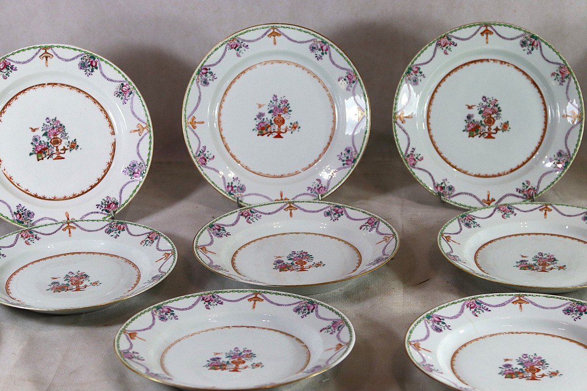 Chine XVIIIe, série de 16 assiettes en porcelaine.