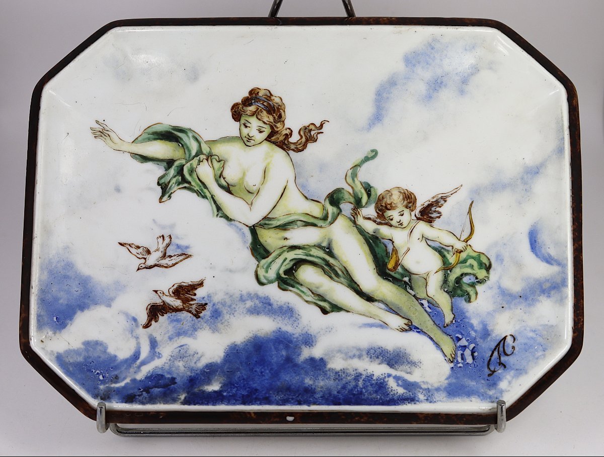 Plat en faïence " Vénus et l'amour ", signé, XIXe