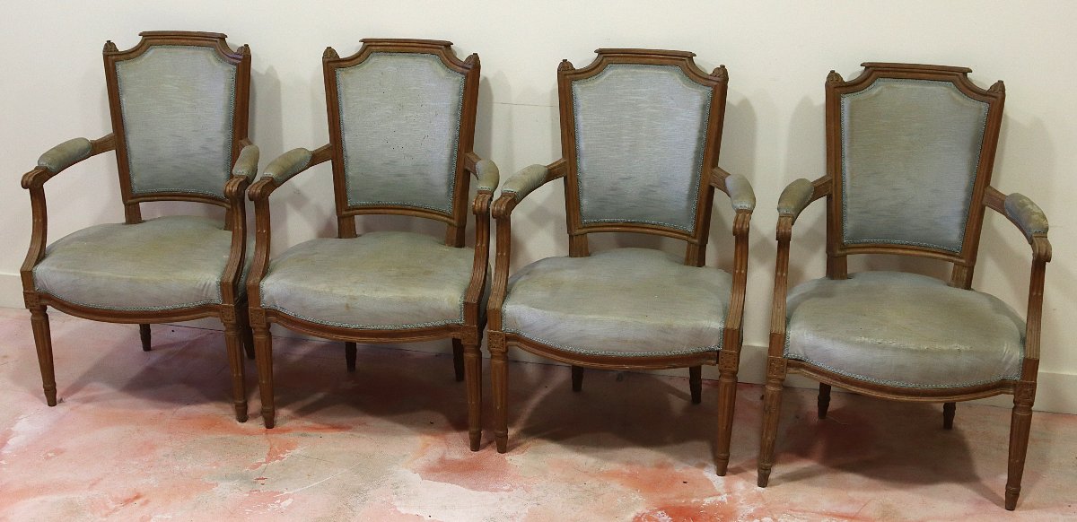 Suite de 4 fauteuils de style Louis XVI, XIXe