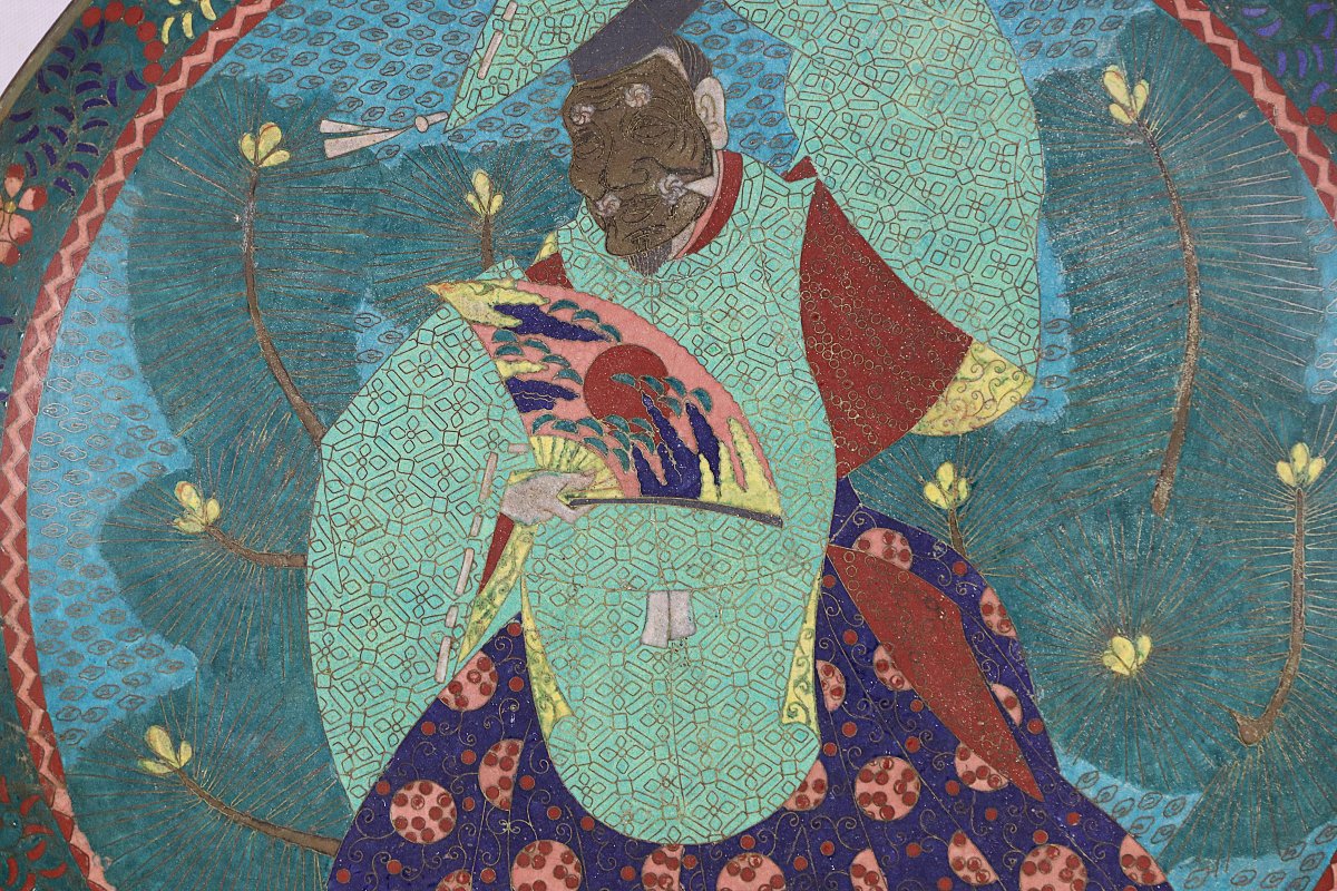 JAPON - Époque MEIJI (1868- 1912), grand plat en émaux cloisonné "Vieillard ", signé .-photo-3