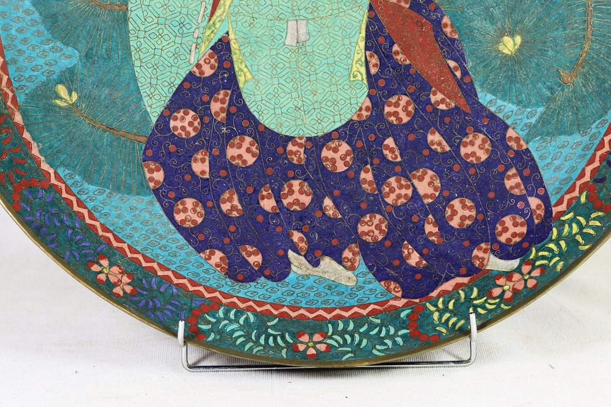 JAPON - Époque MEIJI (1868- 1912), grand plat en émaux cloisonné "Vieillard ", signé .-photo-1