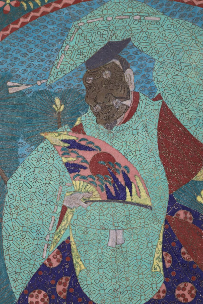 JAPON - Époque MEIJI (1868- 1912), grand plat en émaux cloisonné "Vieillard ", signé .-photo-2