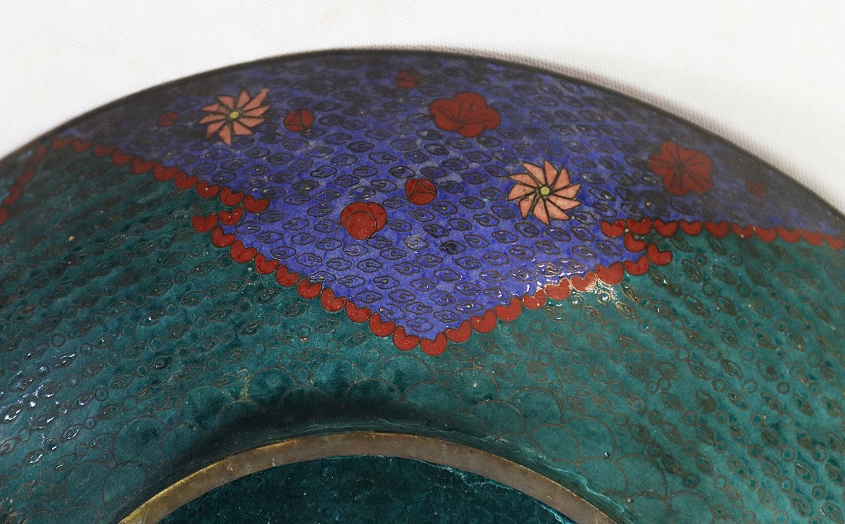 JAPON - Époque MEIJI (1868- 1912), grand plat en émaux cloisonné "Vieillard ", signé .-photo-5