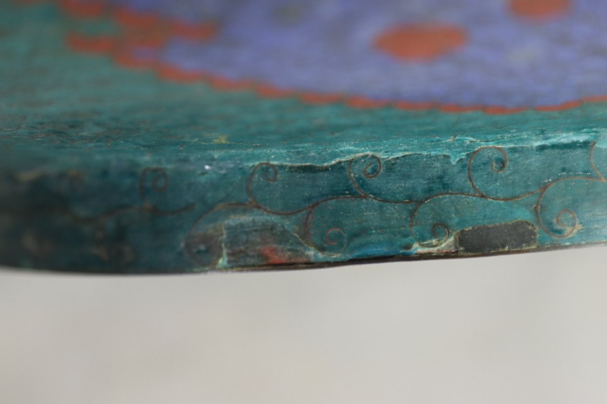 JAPON - Époque MEIJI (1868- 1912), grand plat en émaux cloisonné "Vieillard ", signé .-photo-7