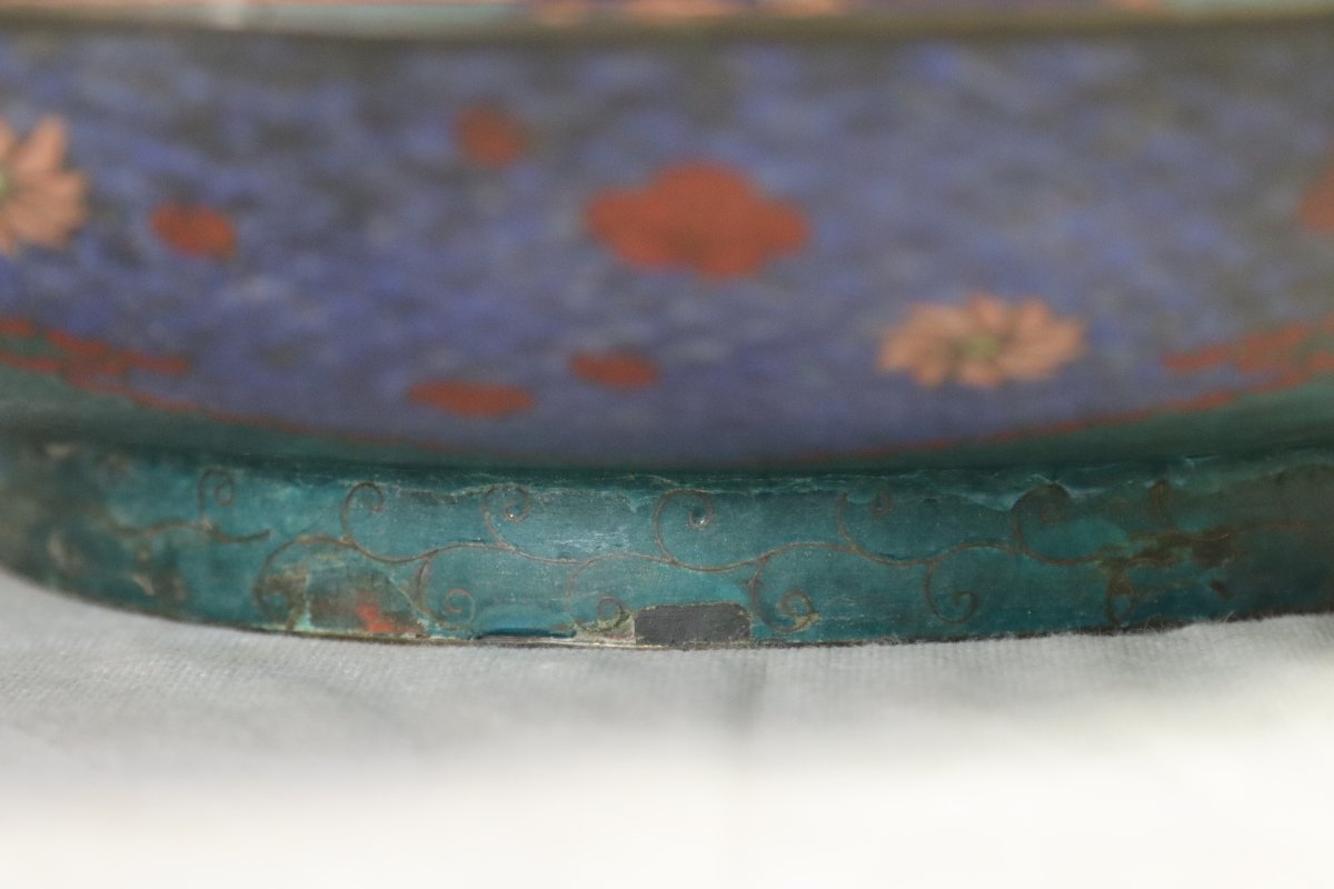JAPON - Époque MEIJI (1868- 1912), grand plat en émaux cloisonné "Vieillard ", signé .-photo-8