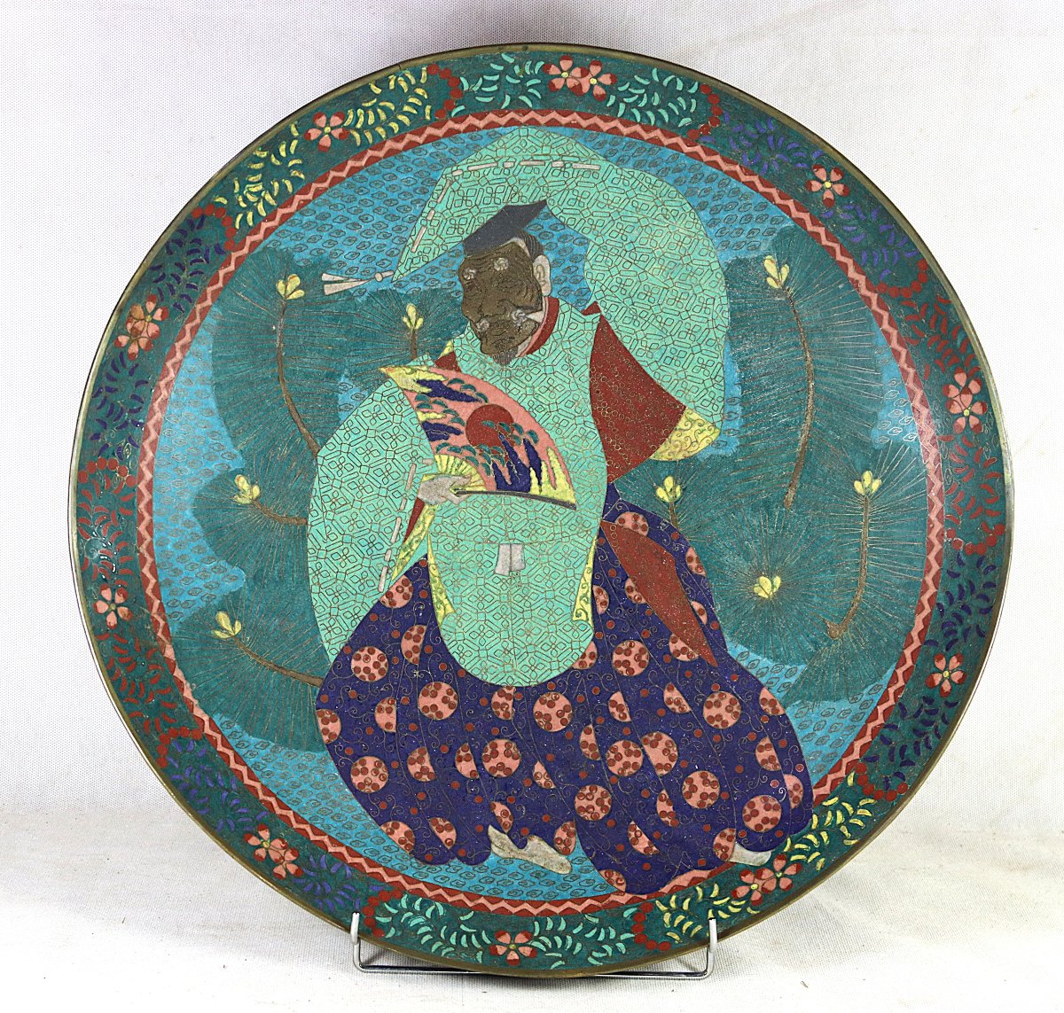 JAPON - Époque MEIJI (1868- 1912), grand plat en émaux cloisonné "Vieillard ", signé .