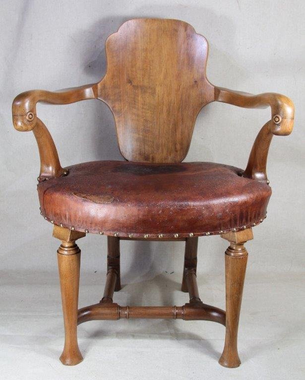 Antonio GAUDI (à la manière de )(1852-1926), fauteuil en noyer-photo-2