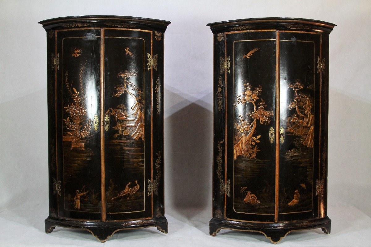 Paire d'Encoignures Bois Laqué Noir, XVIIIe