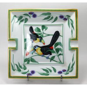 HERMES (XXe), cendrier en porcelaine " aux toucans ". signé.