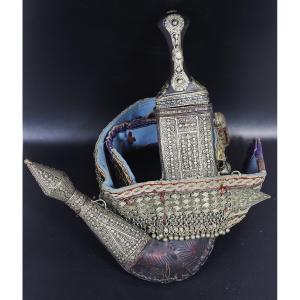 Poignard arabe Khanjar ou Jambiya avec sa ceinture richement ornementé, début XXe