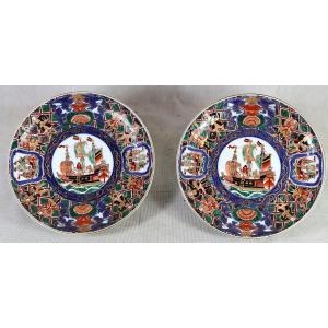 Japan, Imari - Pair Of Plates, Known As "black Ship" Meiji Period (1868 - 1912)