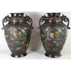 JAPON - Époque MEIJI (1868- 1912), Paire de vases "Navires noirs", signés.