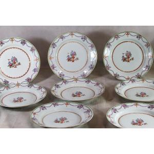 Chine XVIIIe, série de 16 assiettes en porcelaine.