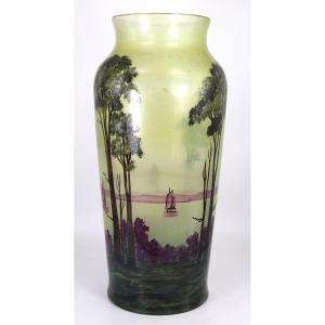 Muller frères Luneville, Vase balustre à décor de paysage lacustre, signé, XXe