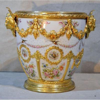 Sèvres "Château des tuileries", Important cache pot en porcelaine et bronze, XIXe