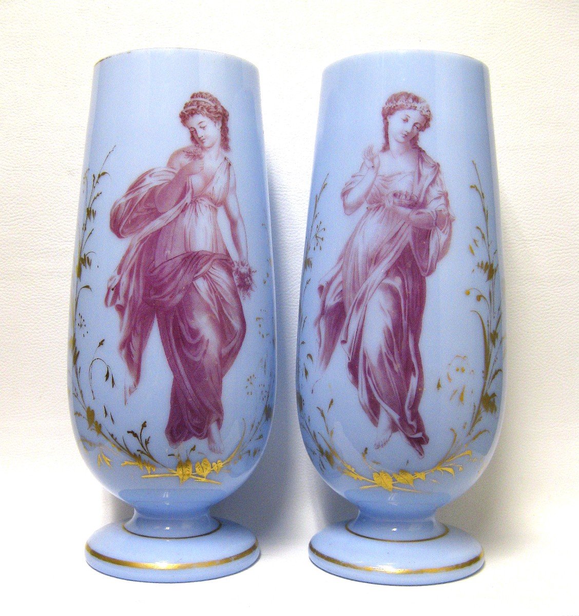 Paire De Vases  En Opaline Décorée De Femme à l'Antique Du XIXe.  Napoléon III. 