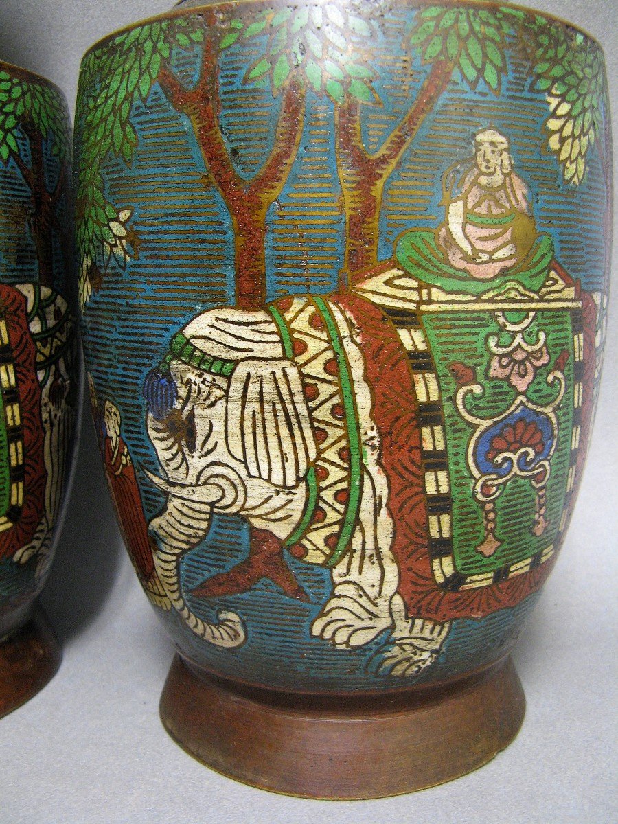 Chine. Paire de Vases En Bronze Et émaux Cloisonnés. Bouddha Sur Un éléphant.-photo-2