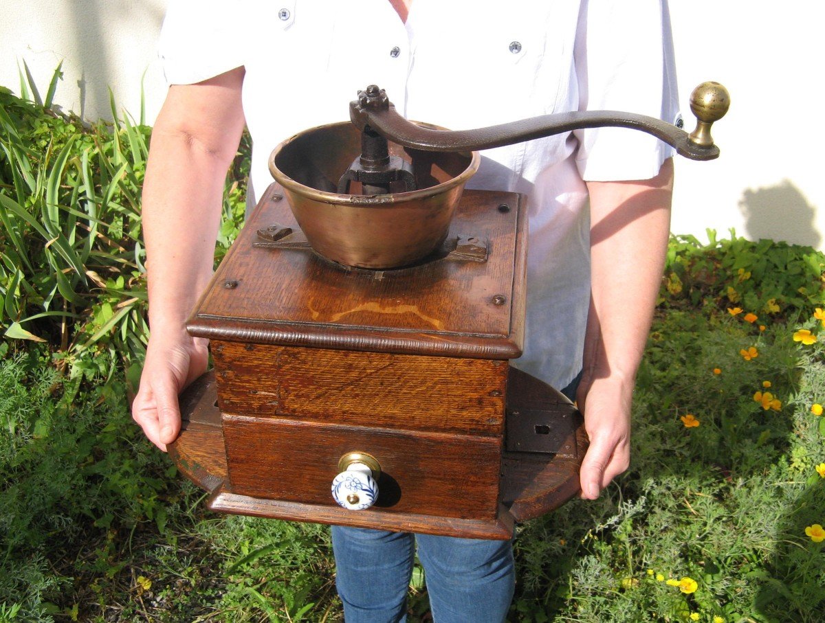 Important Coffee Grinder From 18th Century Grocery Counter.-photo-1