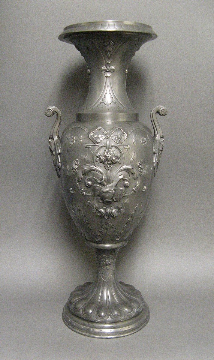 Important Vase En étain Repoussé Signé A. Villien.-photo-2