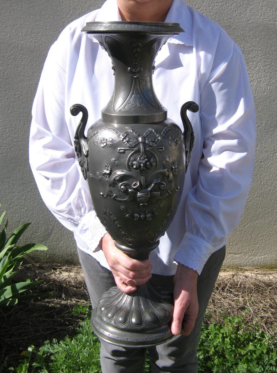 Important Vase En étain Repoussé Signé A. Villien.