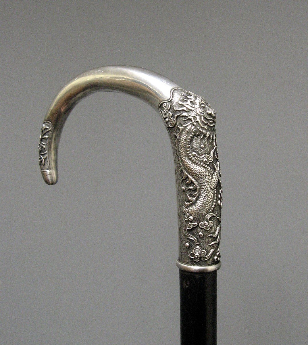 Canne En Argent Coulé, Ciselée, Au Dragon. Fût En Ebène. Chine Ou Vietnam XIXe.