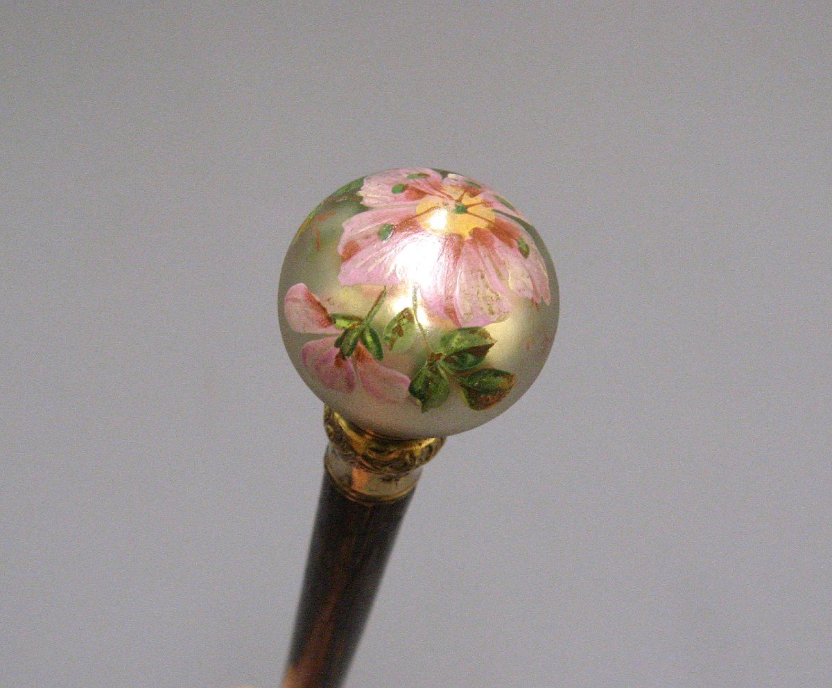 Canne De Femme A Pommeau Rond En Verre Eglomisé A Décor Emaillé.